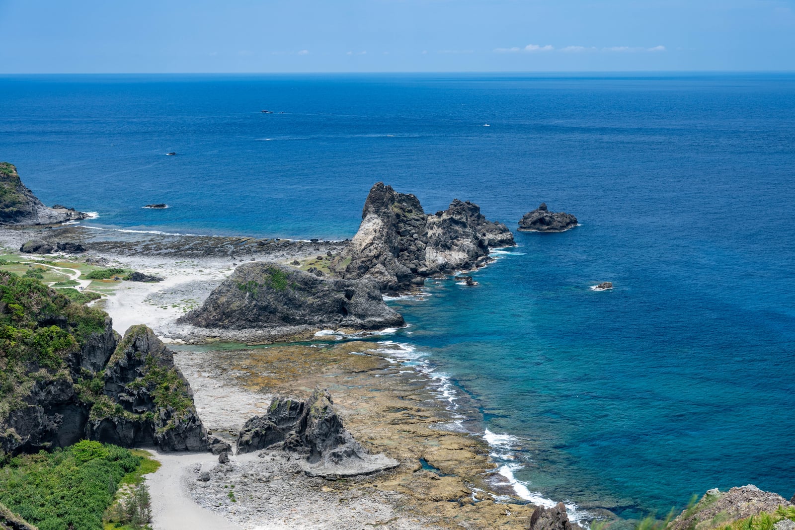 小長城俯瞰哈巴狗岩與湛藍海岸｜2024/08 綠島二日
