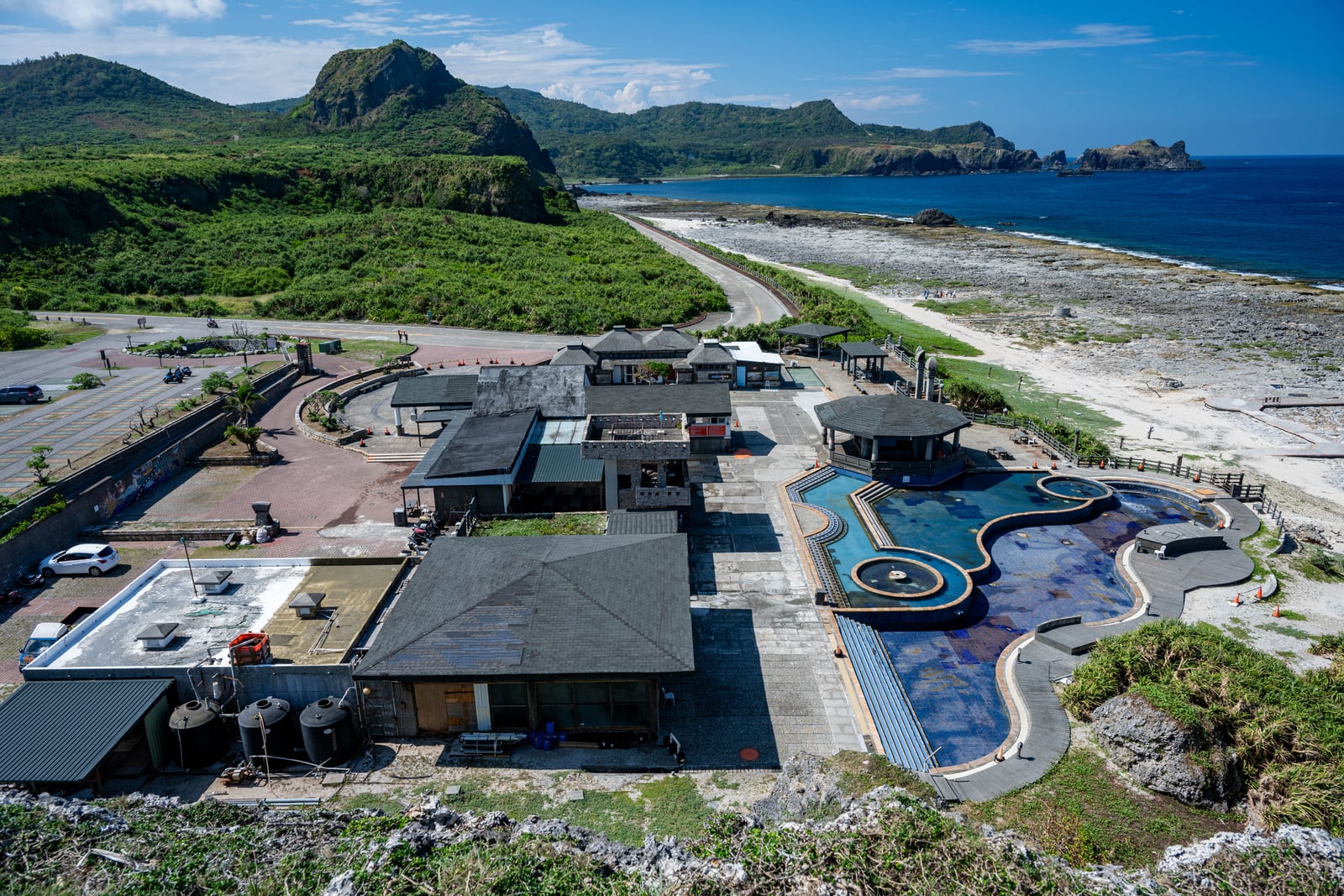 大白沙海岸邊的朝日溫泉全景｜2024/08 綠島二日