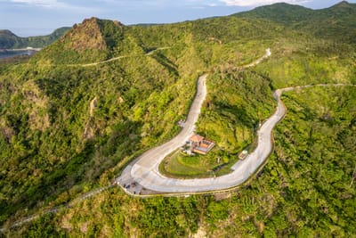 小長城蜿蜒山徑的晨光俯瞰｜2024/08 綠島二日