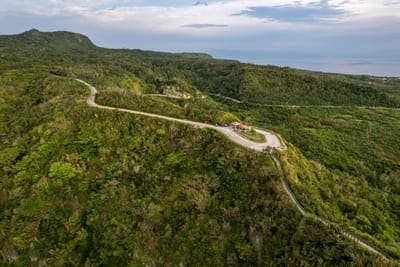 俯瞰小長城蜿蜒山徑與晨曦海岸｜2024/08 綠島二日