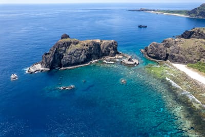 俯瞰湛藍海域與嶙峋礁岩海岸｜2024/08 綠島二日