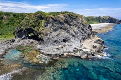 讚石頭的天然海蝕拱門與湛藍海岸｜2024/08 綠島二日