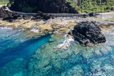 觀海步道下的湛藍礁岩海岸