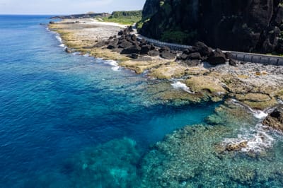 觀海步道旁湛藍清澈的海岸線