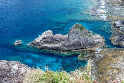 小長城俯瞰哈巴狗岩的湛藍海景｜2024/08 綠島二日