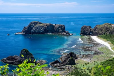 俯瞰小長城與哈巴狗岩的蔚藍海岸｜2024/08 綠島二日