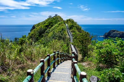 小長城步道蜿蜒伸向蔚藍海景｜2024/08 綠島二日