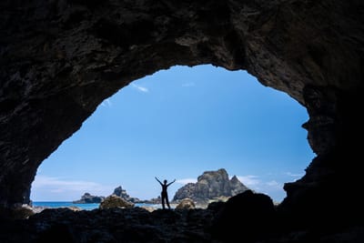 彎弓洞內的剪影與蔚藍海景