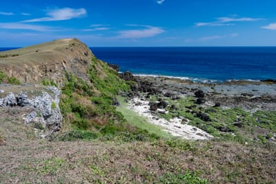 大白沙海岸的壯闊懸崖與湛藍海景