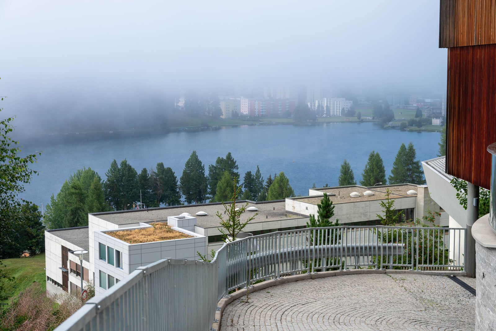 晨霧繚繞的山城湖畔與現代建築風光｜2024/09 瑞士