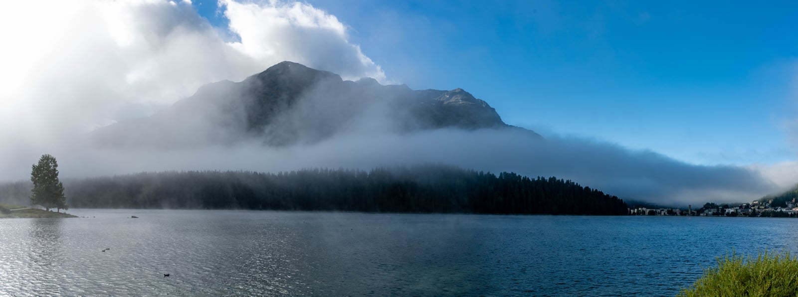 雲霧繚繞的高山湖泊全景風光｜2024/09 瑞士