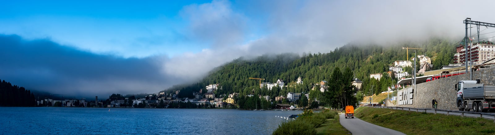 晨霧環繞的山城湖畔全景｜2024/09 瑞士