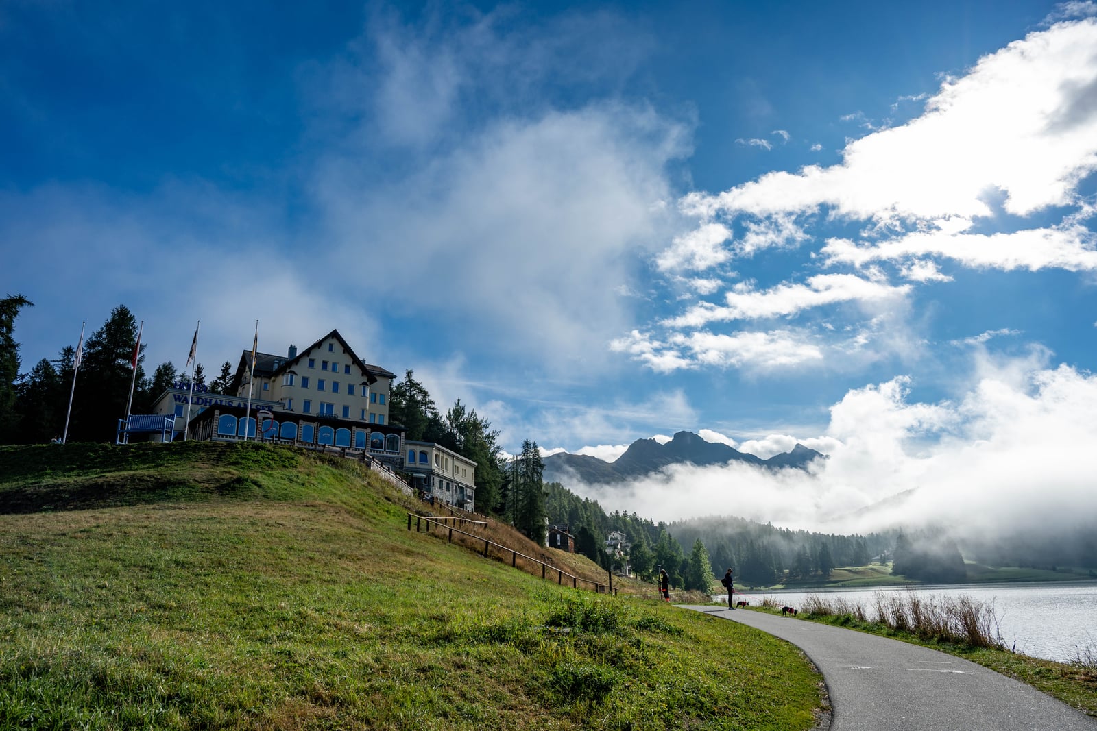 晨光山坡下的小徑與高山建築風景｜2024/09 瑞士