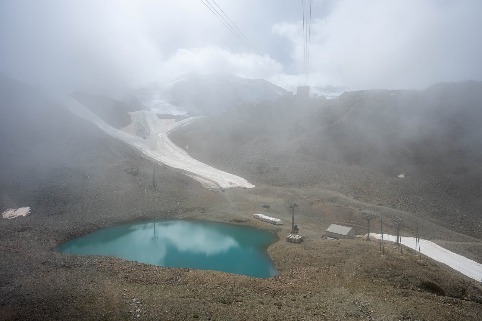 濃霧山谷中的高山湖泊與纜車線｜2024/09 瑞士