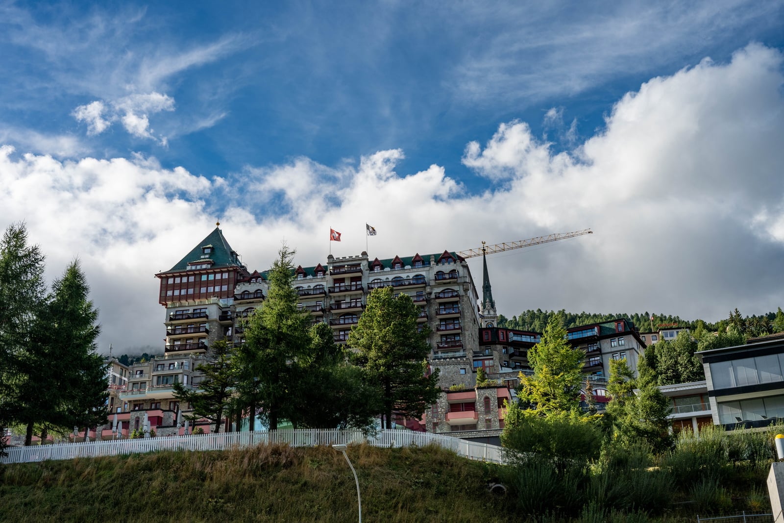 群山環抱的典雅城堡建築與晴空白雲｜2024/09 瑞士