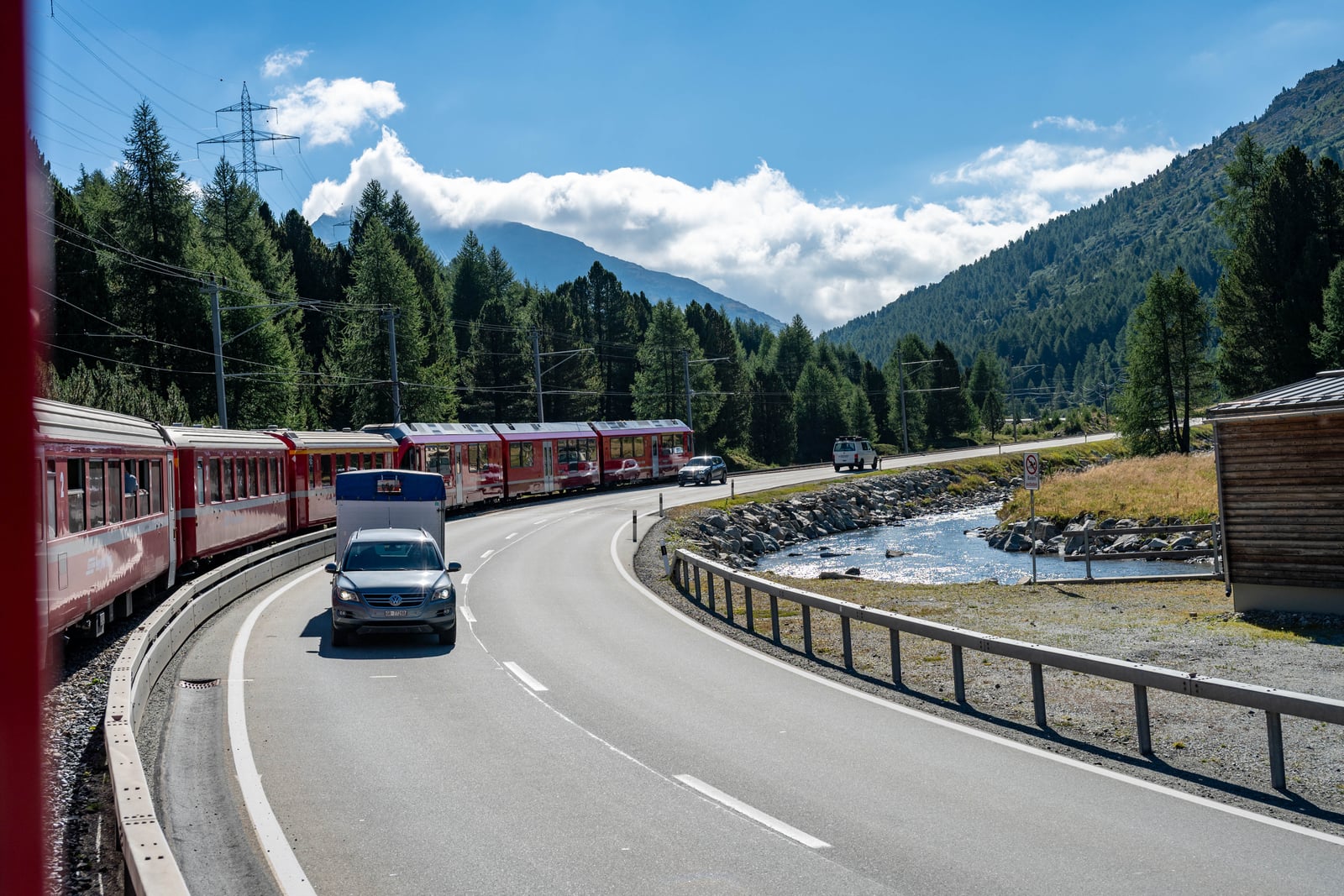 群山環繞的蜿蜒公路與紅色列車｜2024/09 瑞士