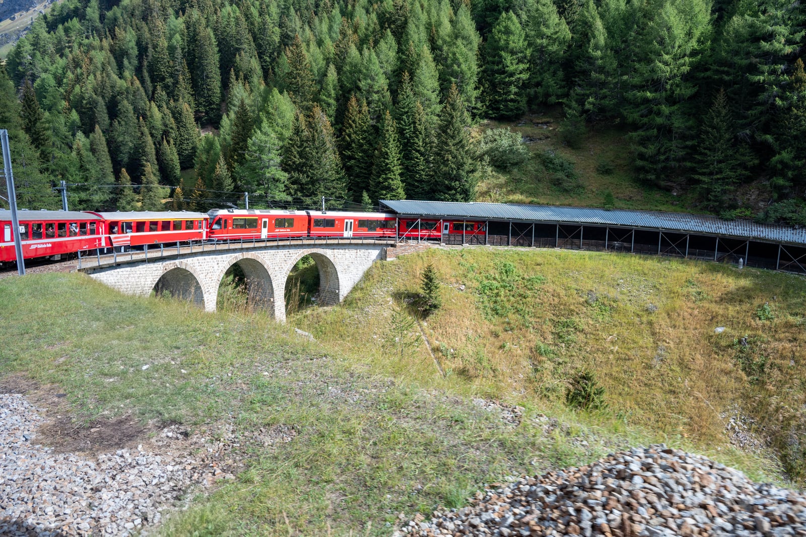 群山環抱中行駛的紅色景觀列車｜2024/09 瑞士