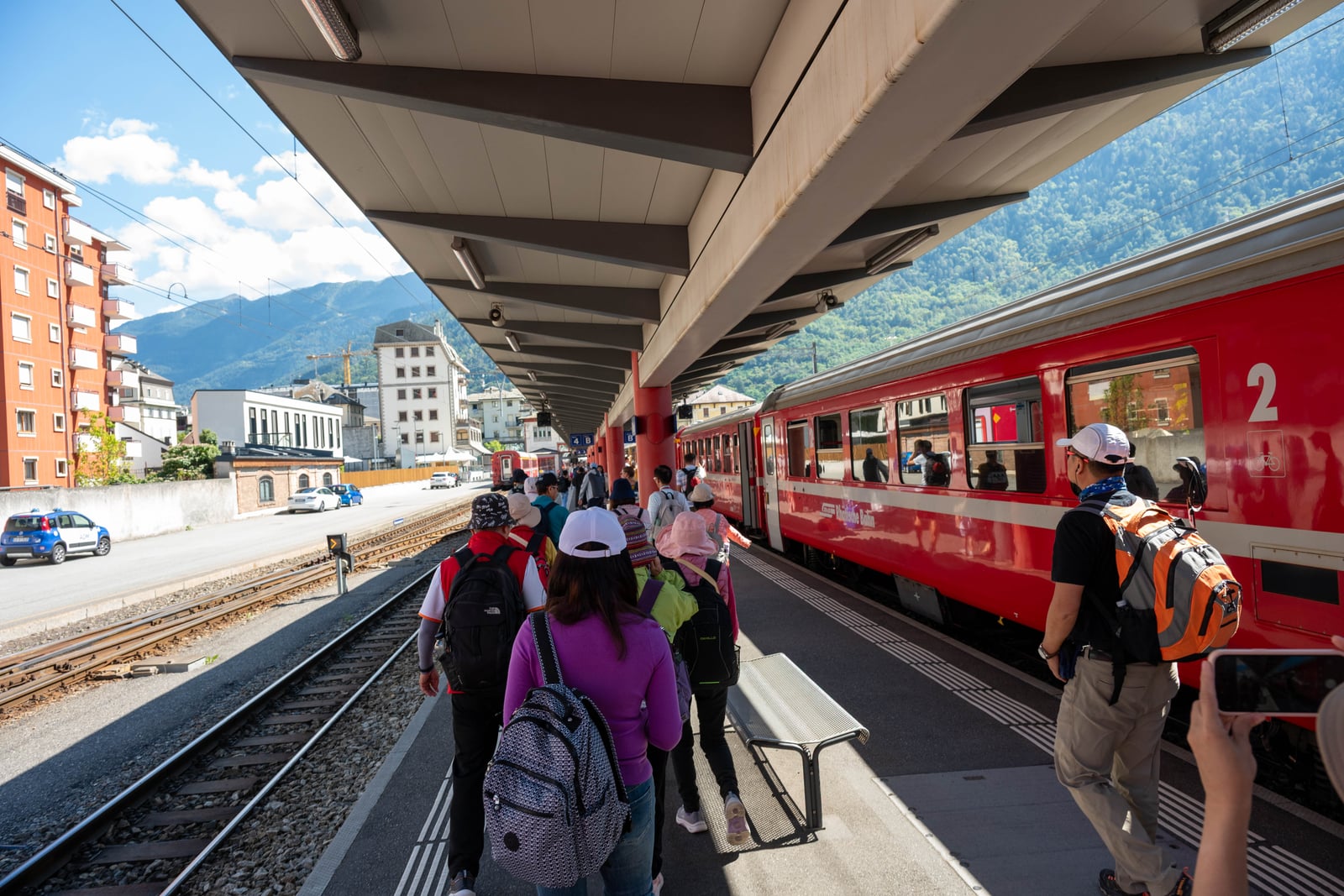月台上整裝待發準備登車的旅客｜2024/09 瑞士