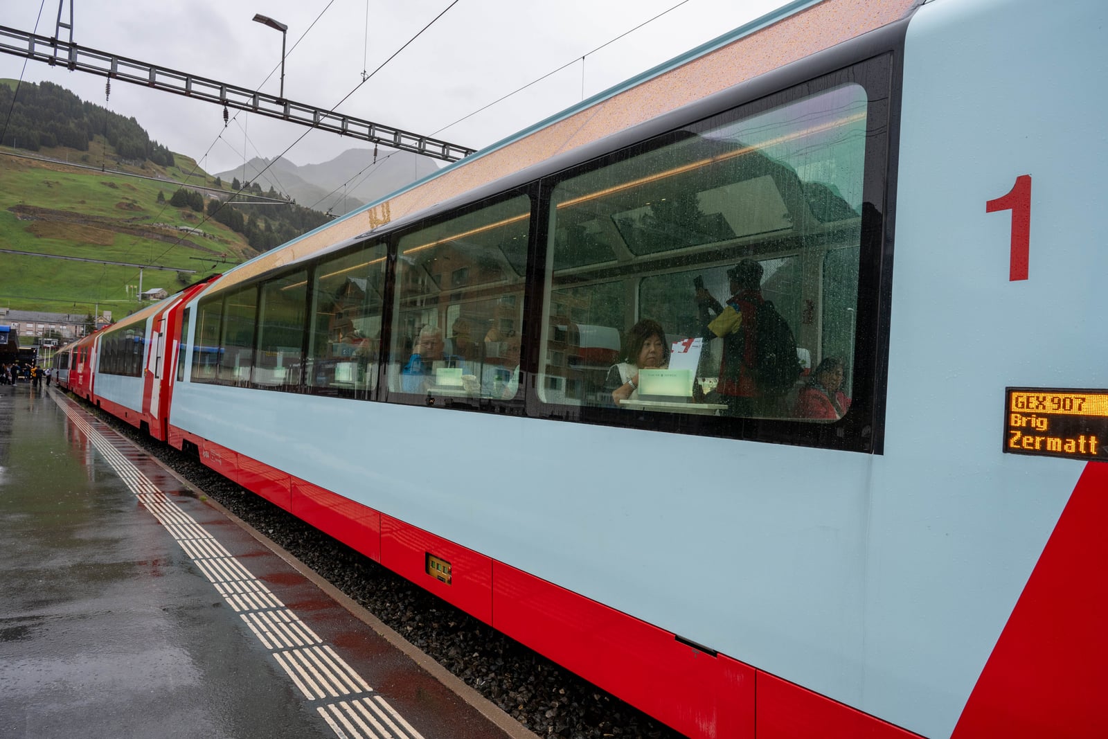 冰河列車車窗倒映著山景與車內旅客身影｜2024/09 瑞士