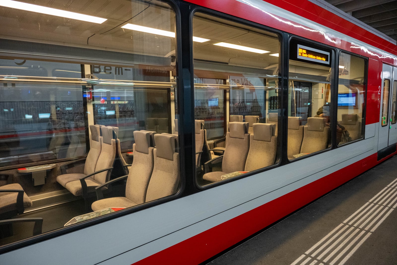 停靠月台的紅色登山列車車廂內部座位｜2024/09 瑞士