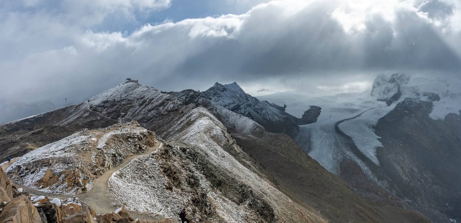 戈爾內格拉特雪景與遠方雲隙光｜2024/09 瑞士