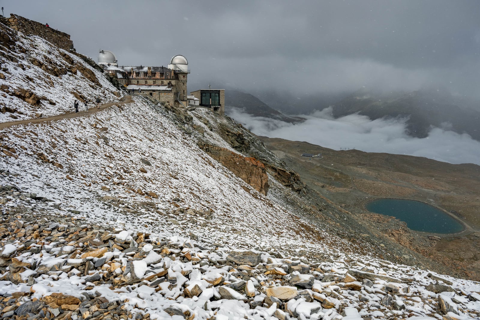 高山天文台群與覆雪山坡的壯闊風景｜2024/09 瑞士