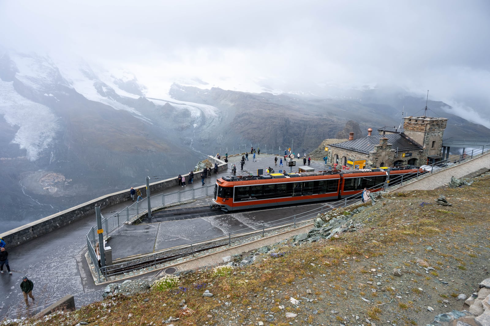戈爾內格拉特觀景台的紅色登山列車｜2024/09 瑞士