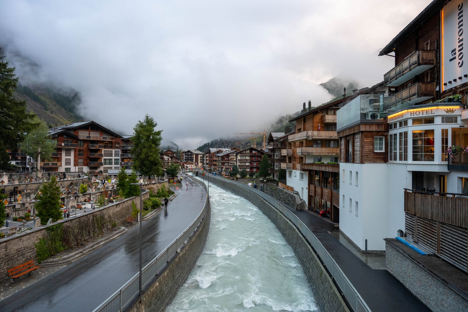 傍晚薄霧中的策馬特山城河畔街景｜2024/09 瑞士