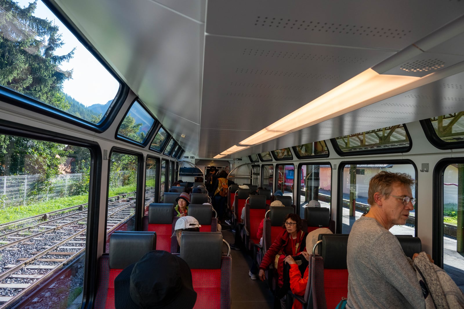 景觀列車車廂內舒適的座位與窗外景色｜2024/09 瑞士