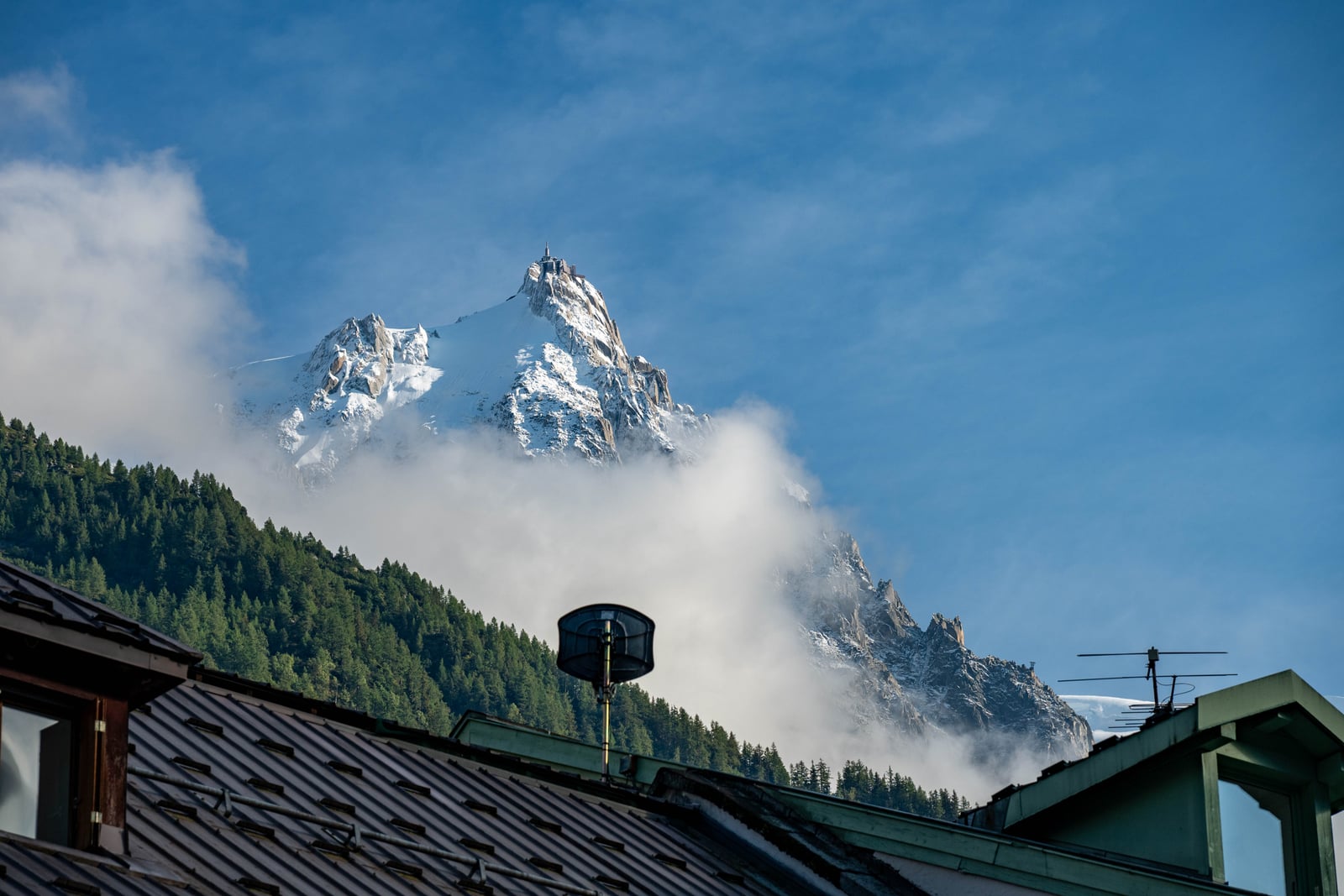 群山環繞下白雪皚皚的山峰與雲霧｜2024/09 瑞士