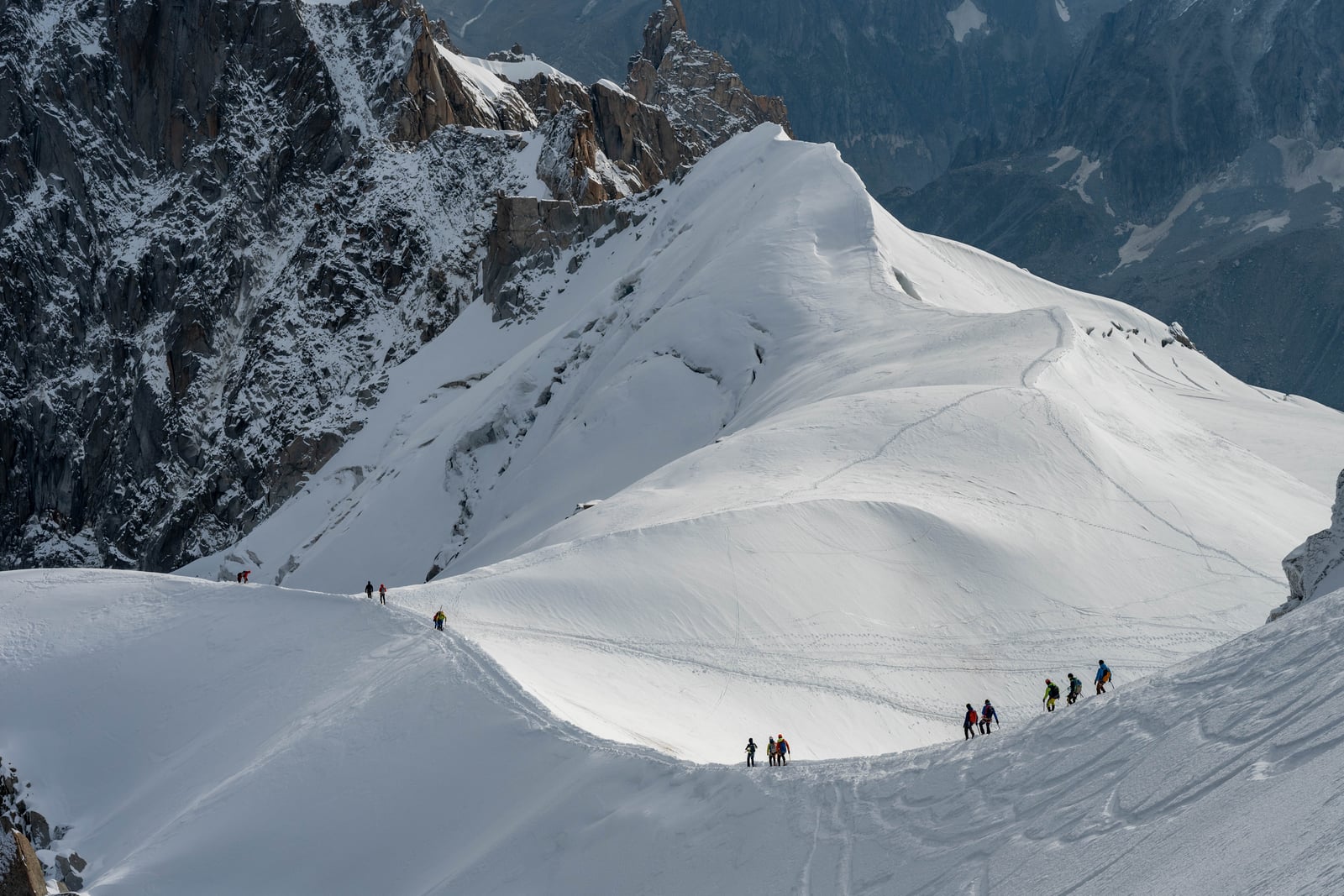 白雪皚皚的山脈稜線上結伴前行的登山客｜2024/09 瑞士