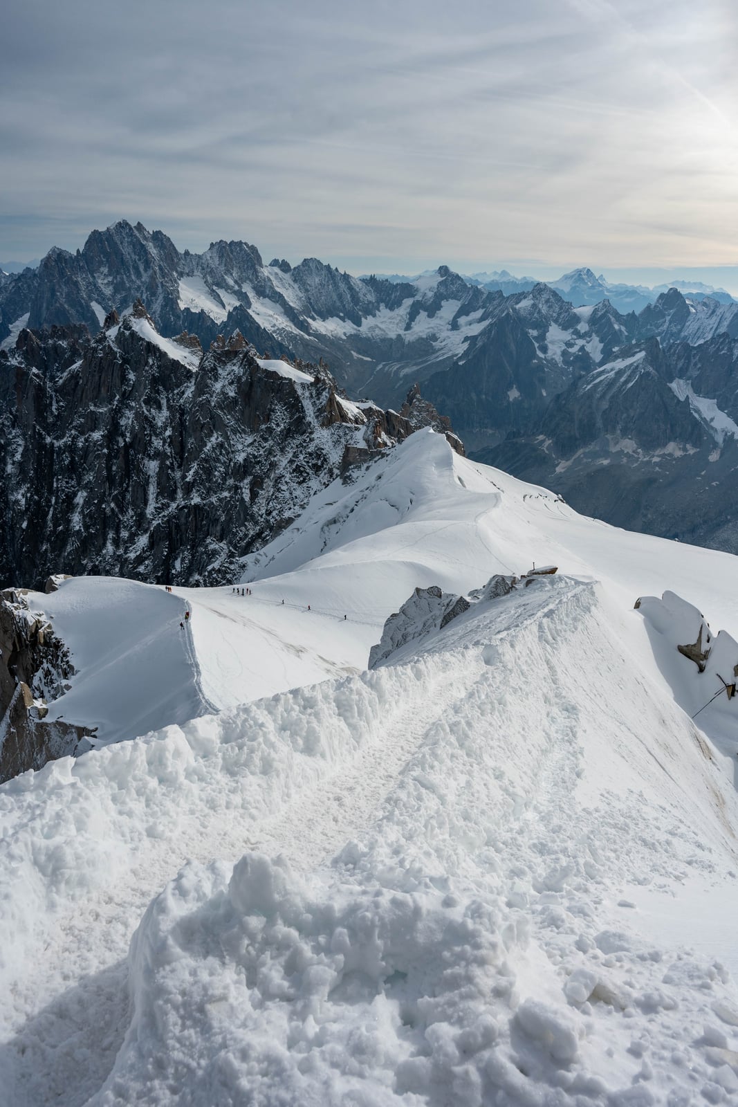 群山環繞的雪白稜線與壯麗阿爾卑斯山景｜2024/09 瑞士