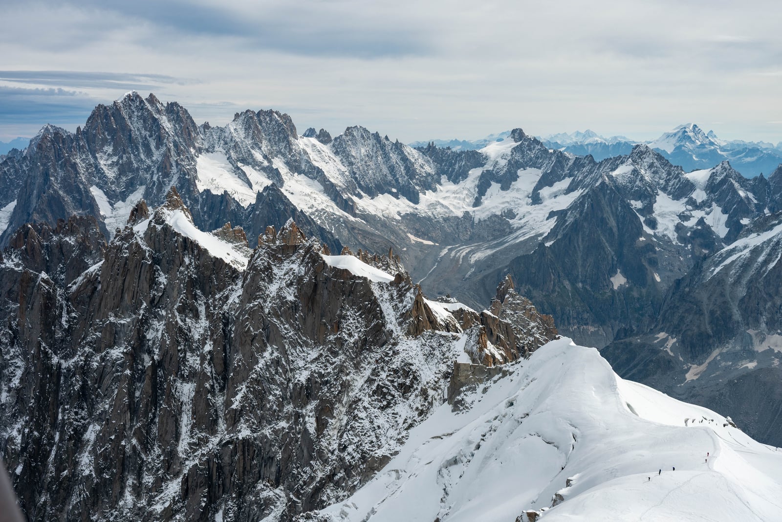 眺望群峰的壯麗雪景與險峻山脊｜2024/09 瑞士