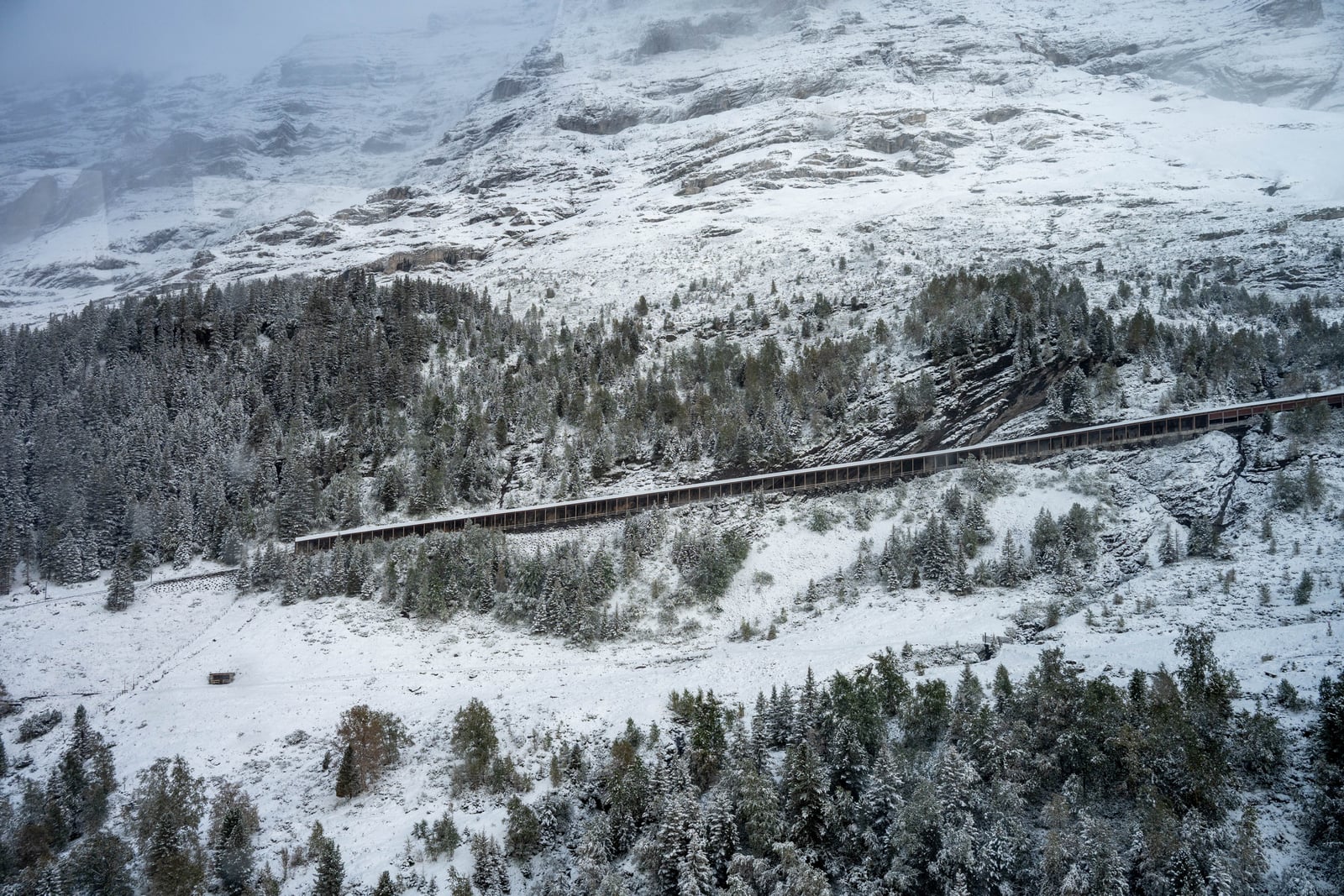 初雪覆蓋的山坡與穿梭山林間的鐵道｜2024/09 瑞士