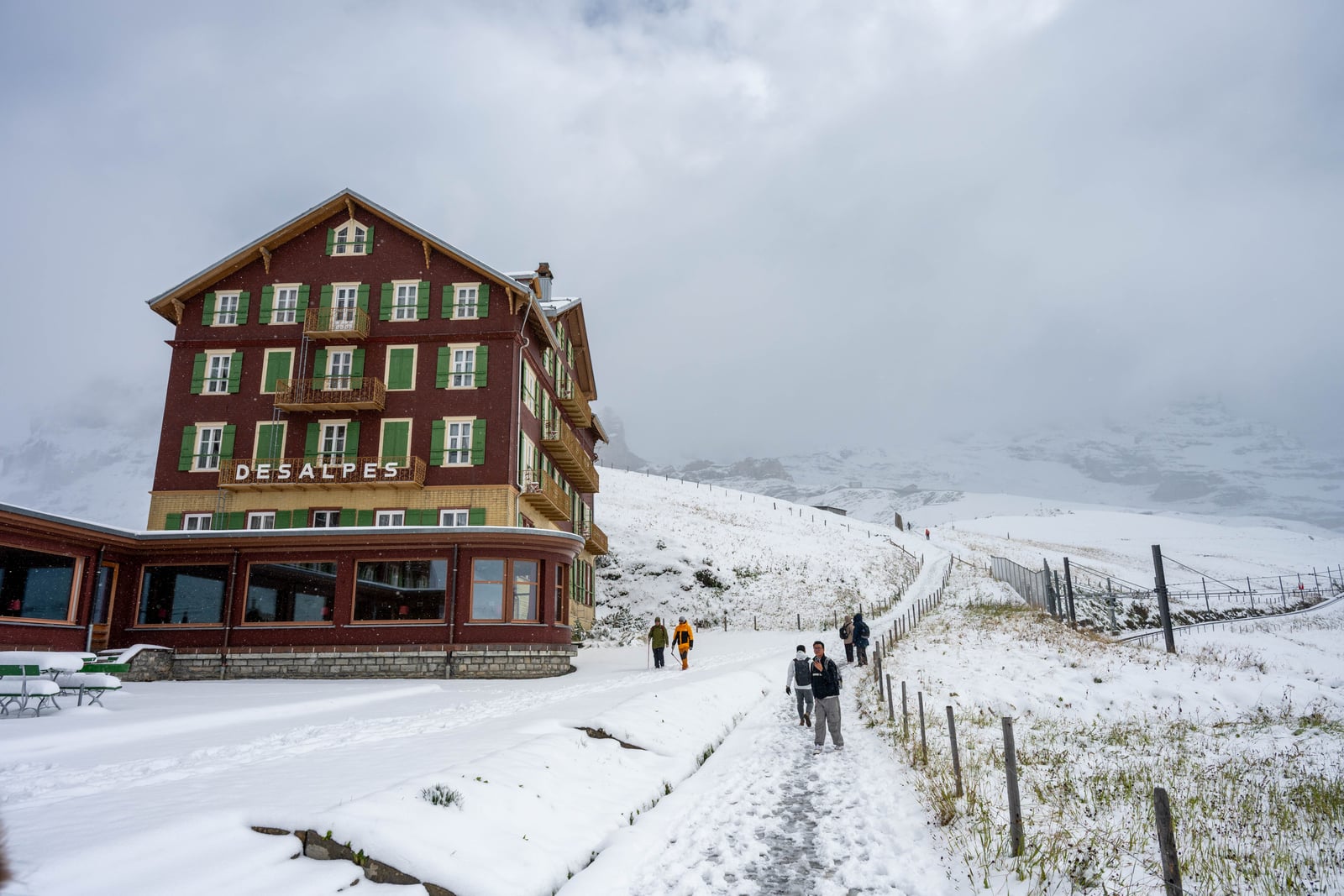 群山環抱中覆雪的山莊建築與健行步道｜2024/09 瑞士
