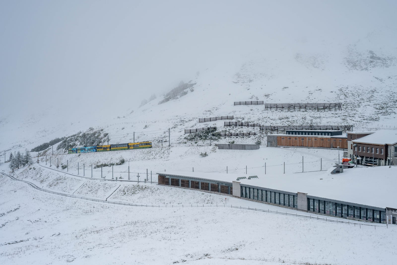 雪景山坡上的黃色登山列車｜2024/09 瑞士