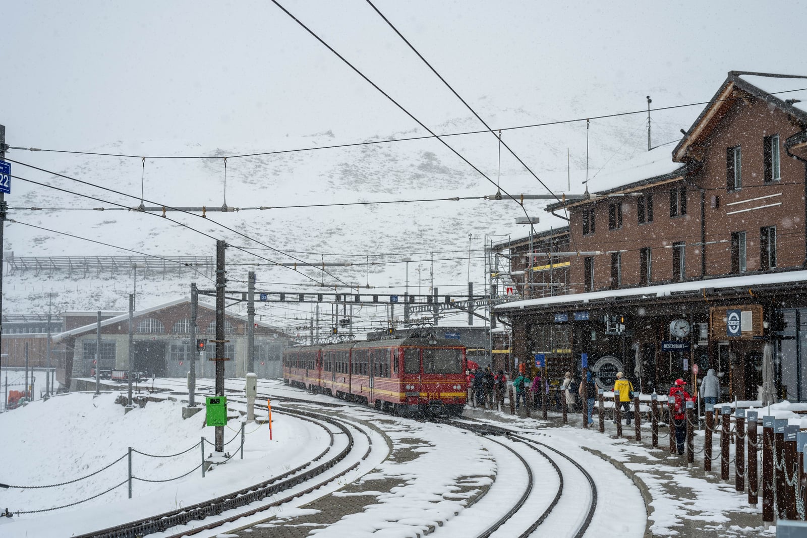 大雪中的紅色登山列車與覆雪月台｜2024/09 瑞士