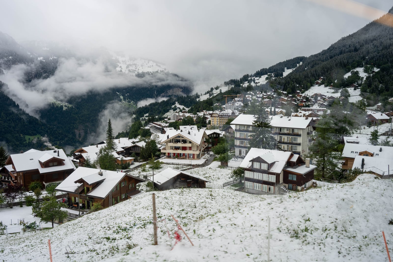 初雪覆蓋的山城屋舍與裊裊雲霧｜2024/09 瑞士