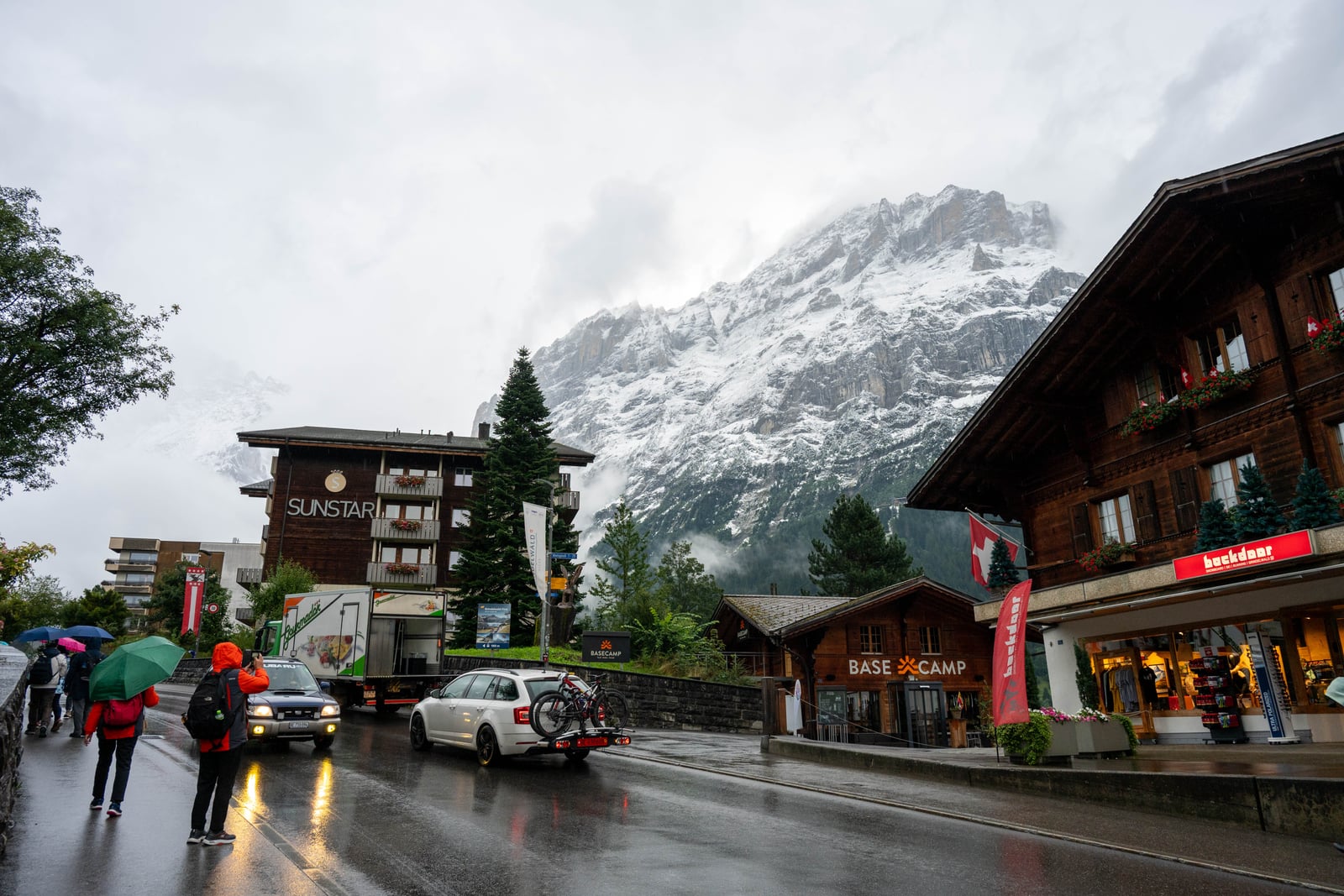 雨後山城街道與遠方雪山｜2024/09 瑞士