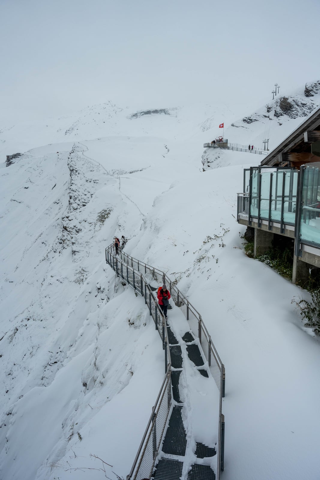 漫步在冰雪覆蓋的高空懸崖步道｜2024/09 瑞士