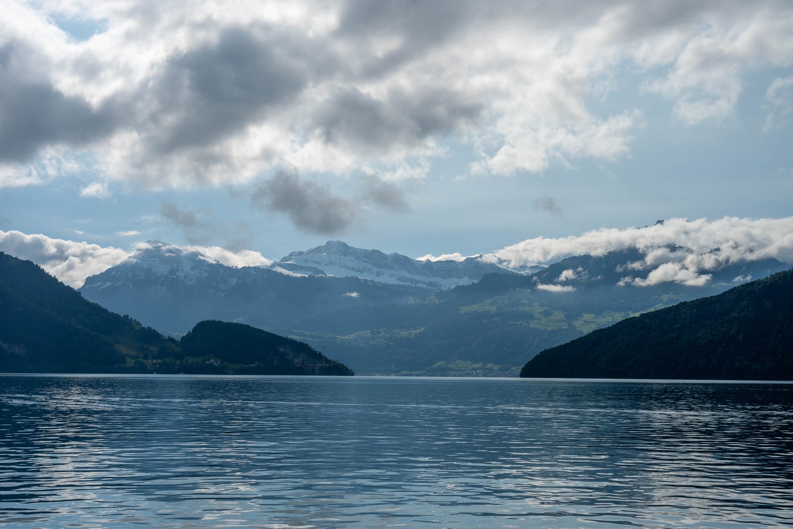 雲層低垂的琉森湖與遠方雪山｜2024/09 瑞士