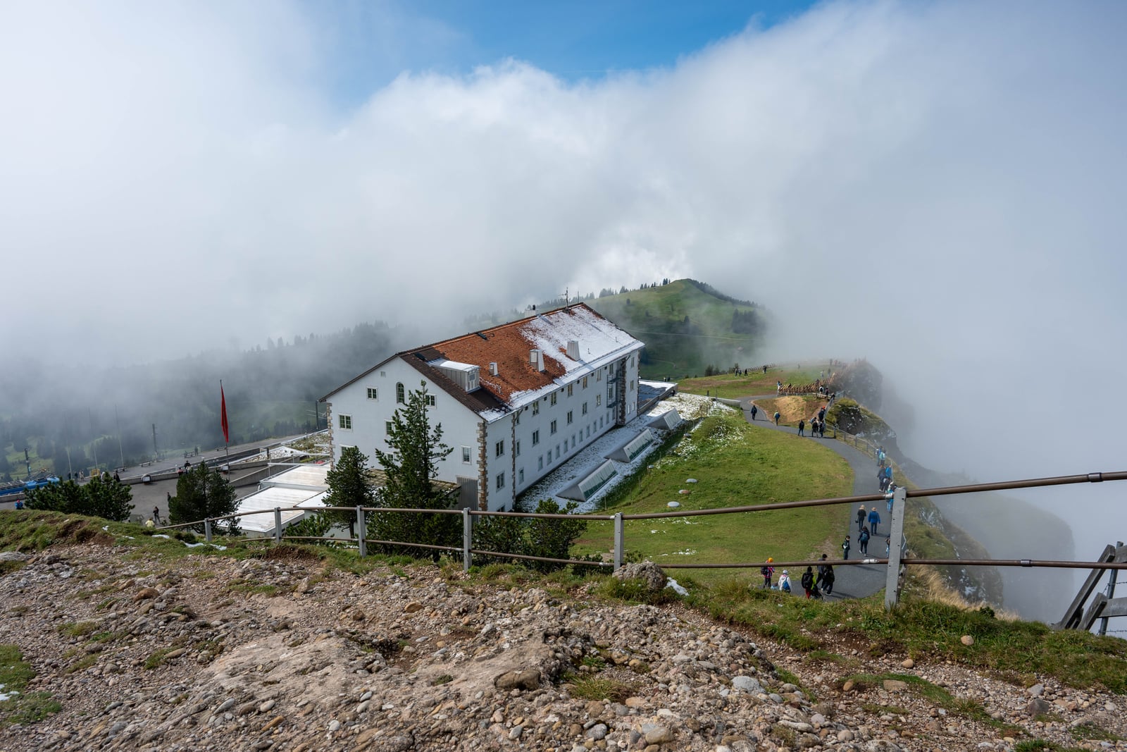 雲霧繚繞中的山頂建築與觀景步道｜2024/09 瑞士