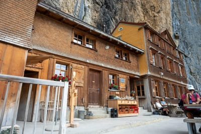 緊鄰峭壁而建的傳統木造山屋建築｜2024/09 瑞士