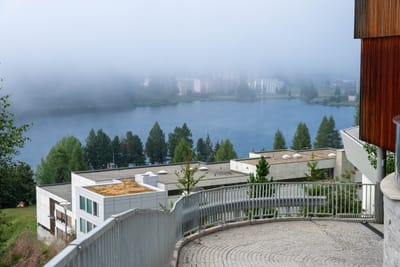 晨霧繚繞的山城湖畔與現代建築風光｜2024/09 瑞士