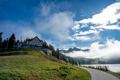 晨光山坡下的小徑與高山建築風景｜2024/09 瑞士