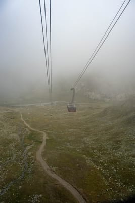 濃霧中高空延伸的纜車鋼索與山地景致｜2024/09 瑞士