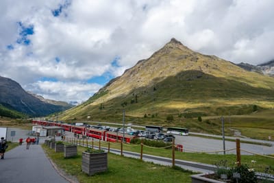 群山環繞的高山車站與紅色列車風景