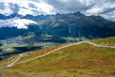 莫特羅奇山區的高山健行步道與山谷風光