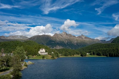 聖莫里茲湖畔的古典建築與阿爾卑斯山景
