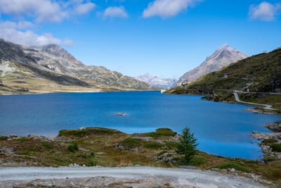 伯尼娜山口的高山湖泊與群山風光